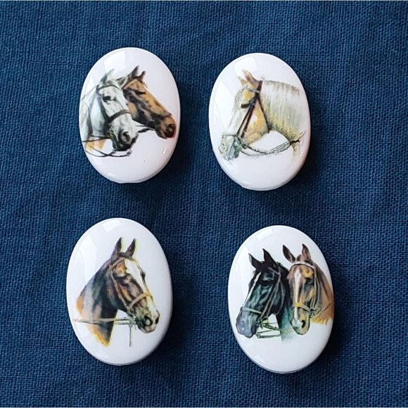 Set of 4 vintage porcelain or ceramic button covers with horses - Picture 1 of 6